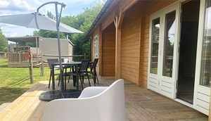 Luxus-Holzchalet - mit Veranda und schönem Gras Vorgarten