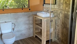 Safarizelt Borky - Badezimmer mit Waschbecken, Dusche und Toilette