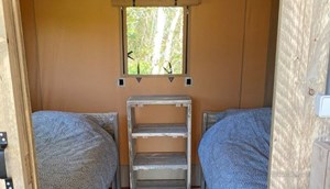 Luxüriöse Safarizelt Borky - Kinderzimmer mit Hochbett und einem Einzelbett