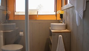 Safarizelt Woody - Badezimmer mit Waschbecken, Dusche und Toilette