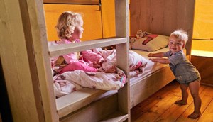 Grosse Safarizelt Woody - Kinderzimmer mit Hochbett und ein Einzelbett