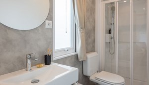 Mobilheim Prestige Deluxe A/C - Badezimmer mit Badmöbeln, Waschbecken, Dusche und Toilette