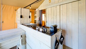 Safarizelt Cottage mit voll ausgestatteter Küche