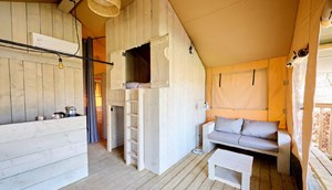Safarizelt Cottage mit Wohnzimmer